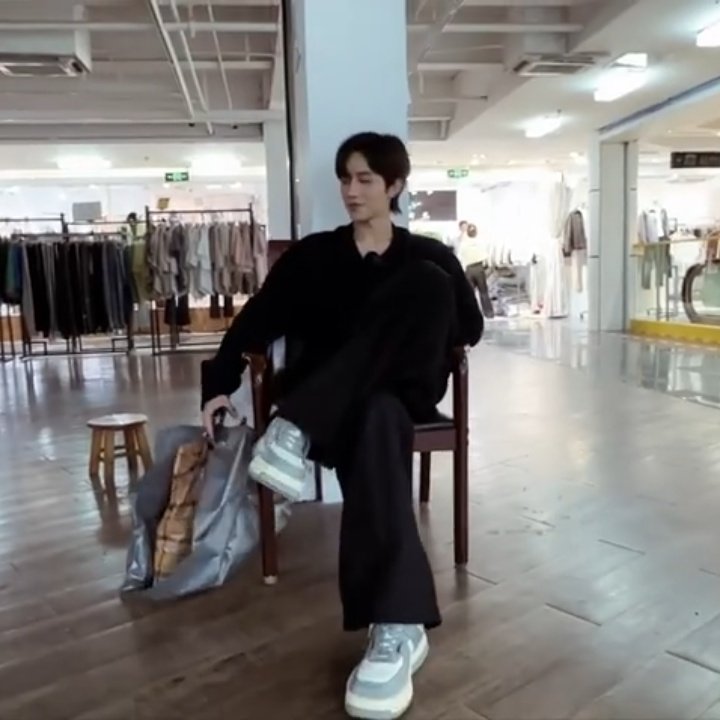 delioncunts's tweet photo. A Xing sitting like The Boss 😂

#EliotHuang #Desire4 https://t.co/bmJPufLrVi