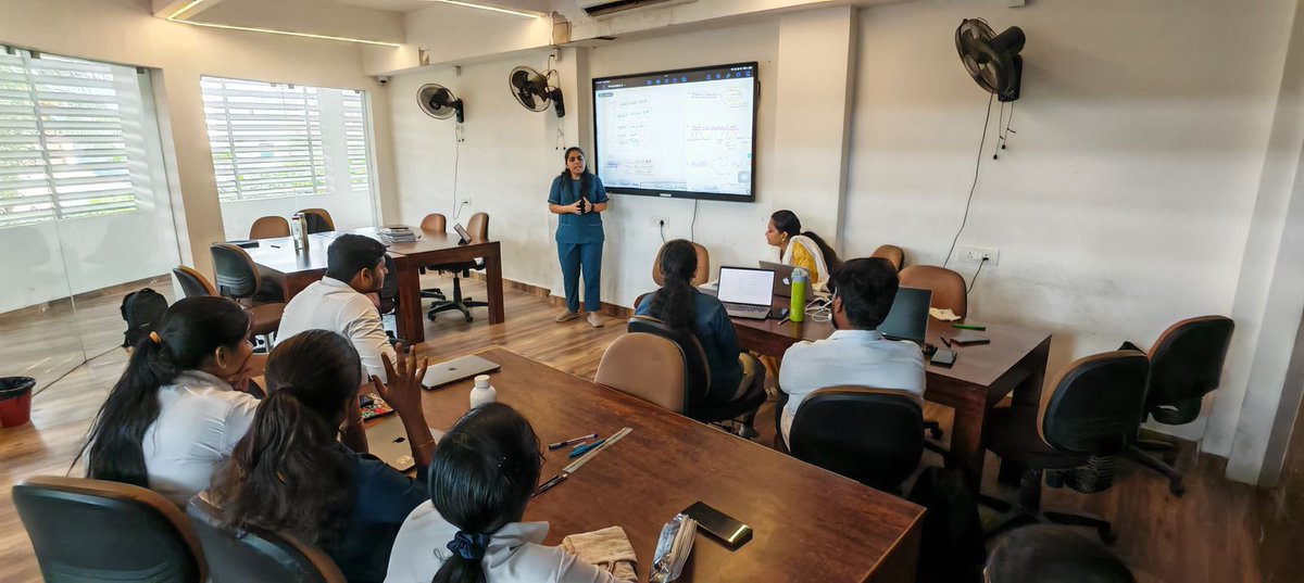 PhdSaveetha's tweet image. 🎓💻 A brief session was delivered to a group of MBA students on the *evolving architecture of Hospital Information Systems* — with a special emphasis on the advancements in **Electronic Health Records (EHR)** and **Electronic Medical Records (EMR)**.