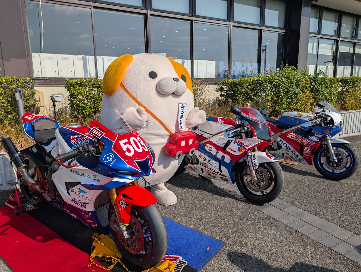 mc02320004's tweet image. 本日は、ネクスコ中日本
交通安全キャンペーン
ご来場頂いた皆様、ありがとうございました🙇
多くの方と安全運転について沢山お話出来ましたwww
念願のチェーンカシメツール導入！
皆様、チェーン交換作業お待ちしております😊
＃VFR750R
＃RC30
＃CBR1000RRR
＃ゲズンハイト
＃ネクスコ中日本