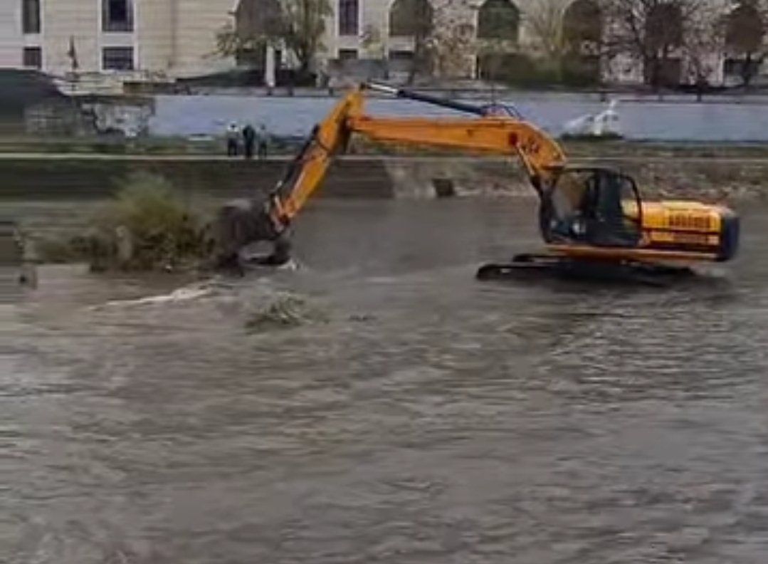 Шуќур им текна да ги исчистат во Вардар "островите" од ѓубре, гранки и наноси