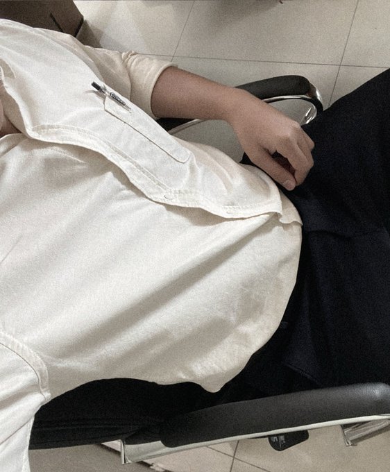 fwbhub_'s tweet image. fwbhub. hey there, just your ordinary 9-5 b*dak c*rporate who's currently looking for new friends! anw, M23 here, siapa tau ada yg mau berteman just rep yaa. clean or d*rty bebass asal bukan akun ju*lan 😋. i'll hit u guys first ☝️