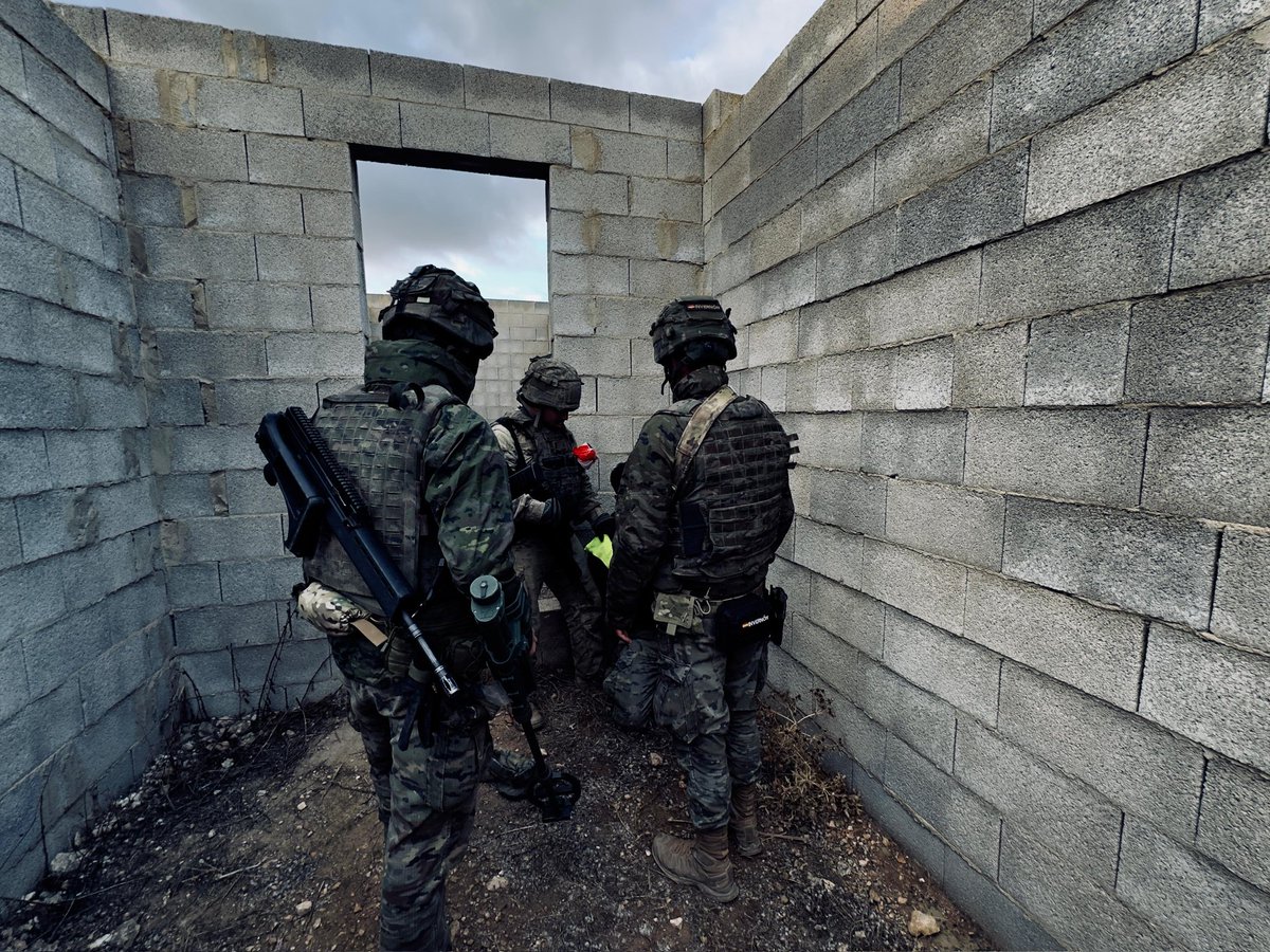 COMGEMEL_ET's tweet photo. Zapadores del #RING8 en combate urbano frente a IED: una misión crítica y de alto riesgo que garantiza la movilidad, neutraliza amenazas explosivas y protege a las fuerzas propias, asegurando también a la población civil. #COMGEMEL @EjercitoTierra https://t.co/m5sFg1Rr5I