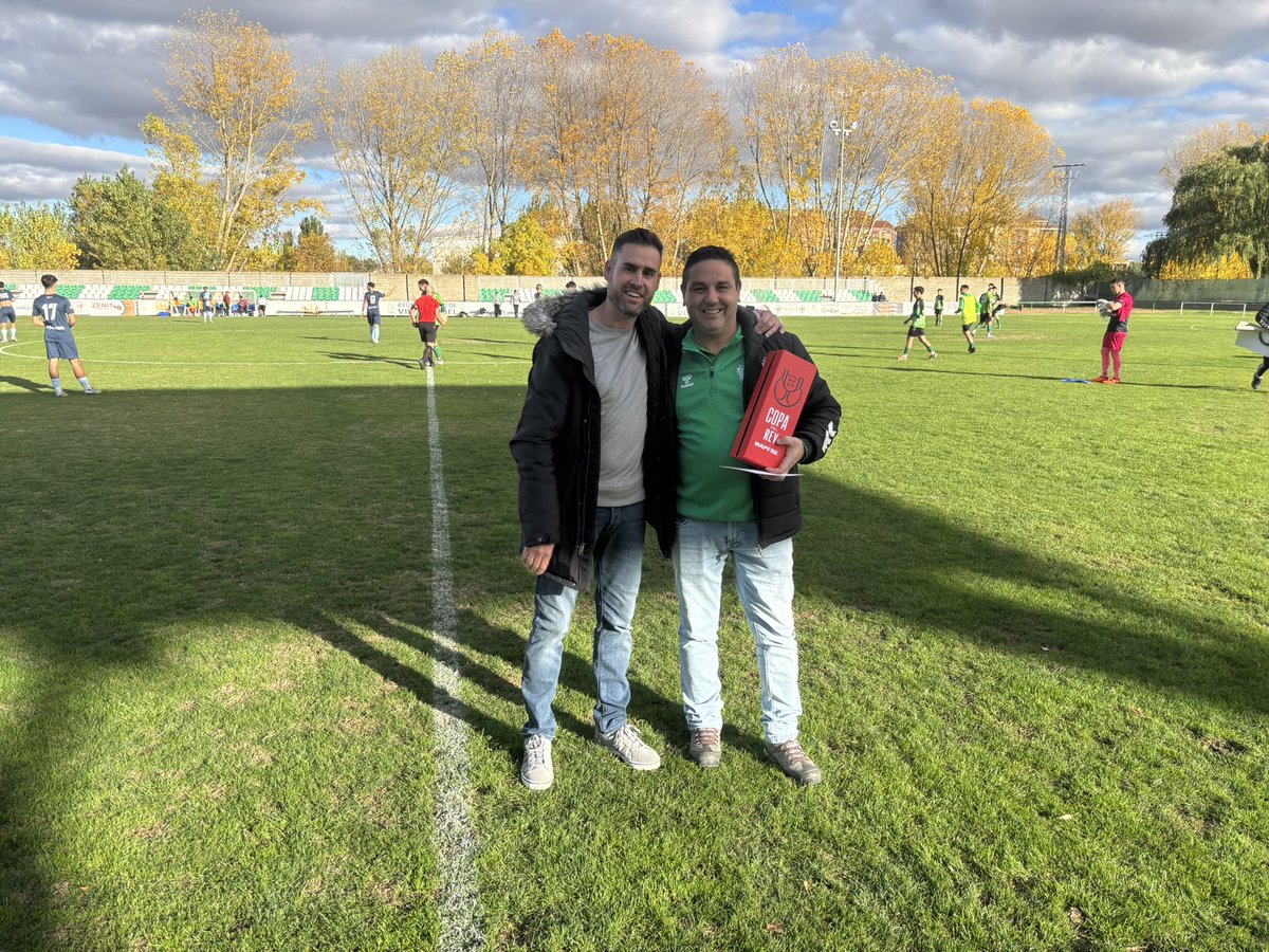 También antes del comienzo del partido La Federación nos entrega un detalle por la participación el año pasado el la Copa del Rey.
Gracias