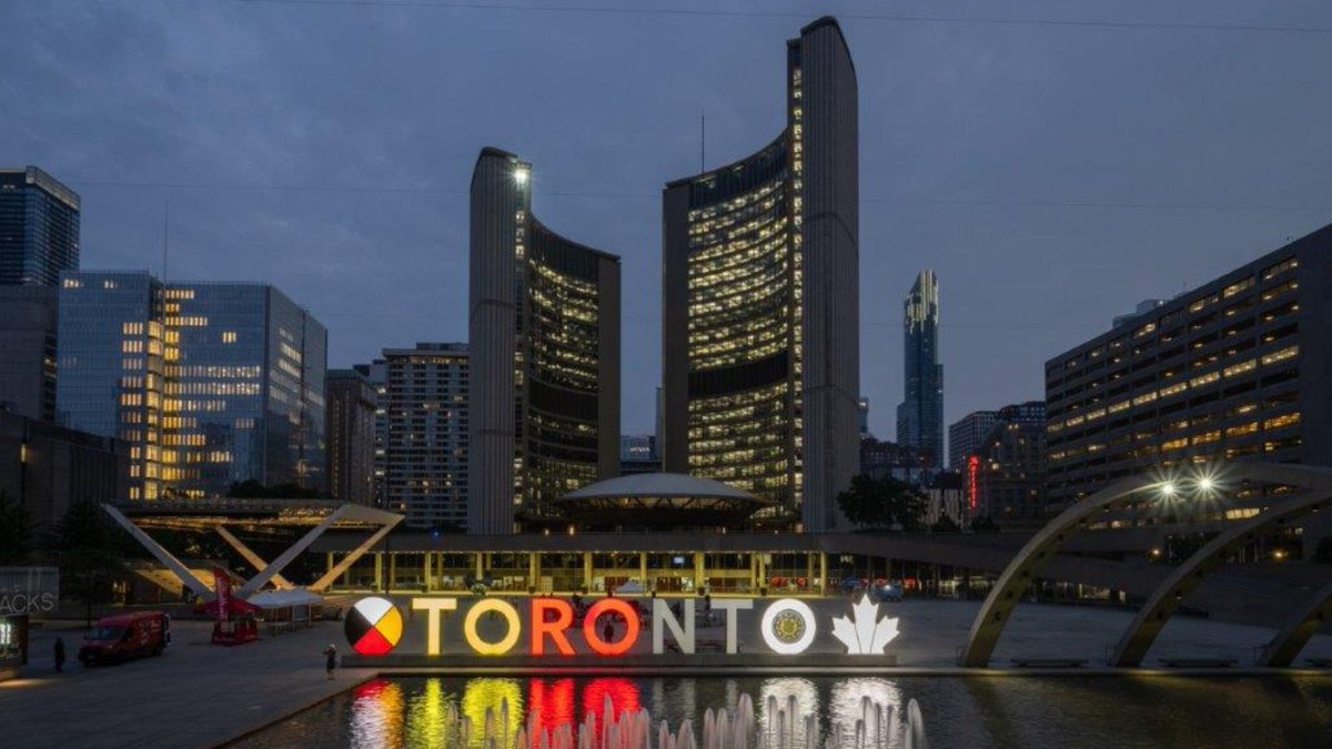 cityoftoronto's tweet photo. Today is National Indigenous Veterans Day. 

First Nations, Inuit and Métis men and women have served our country in times of war and peace for more than 200 years. This evening, the Toronto Sign shall be lit in the four colours of the Medicine Wheel – red, white, yellow and black, in honour of this occasion.

Learn about their stories at: https://t.co/INpBebDhSL

#RemembranceWeek #LestWeForget