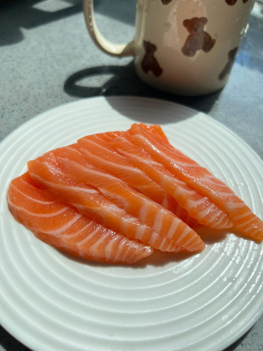 _Camille_90's tweet image. The ritual of brunch begins with a plate of salmon sashimi 🍣
#MinimalLife #JapaneseMood #FoodTherapy