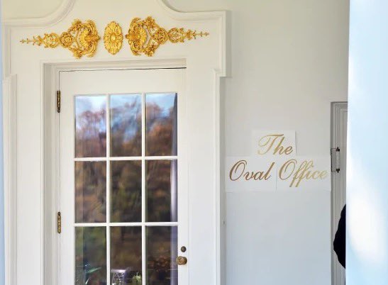 MathCurmudgeon's tweet image. FTFY - it’s the OFFAL OFFICE. 
#ovaloffice #offaloffice