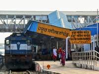 Hyderabadi2911's tweet photo. Only three stations in India - Raichur Jn (KA), Krishna Jn (TS) &amp; H.S. Nanded (MH) have an unique distinction. These station boards/premises display five languages.

Nanded has Punjabi (in Gurmukhi script) as it houses Hazur Saheb Gurudwara, one of the five holy sites of Sikhism. https://t.co/7yObcPRY31