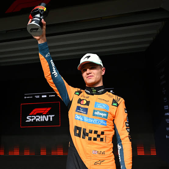 TheHardCompound's tweet image. A huge last lap accident for @gabortoleto85 confirms @F1 Sprint Race victory for @LandoNorris at Interlagos.

Norris' extends his standings lead after a DNF for @OscarPiastri, Kimi Antonelli takes 2nd, @GeorgeRussell63 3rd.

Main event to come...🇧🇷

#f1 #sprint #Brasil #McLaren