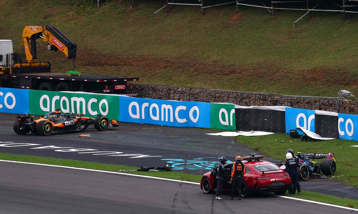 TheHardCompound's tweet image. A huge last lap accident for @gabortoleto85 confirms @F1 Sprint Race victory for @LandoNorris at Interlagos.

Norris' extends his standings lead after a DNF for @OscarPiastri, Kimi Antonelli takes 2nd, @GeorgeRussell63 3rd.

Main event to come...🇧🇷

#f1 #sprint #Brasil #McLaren