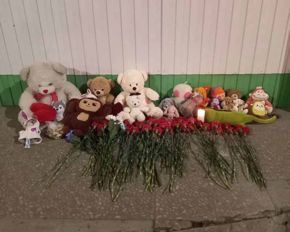 Суд не стал лишать водительских прав участника «СВО», насмерть сбившего двух школьниц в Ревде

Екатеринбургский гарнизонный военный суд целый год откладывал рассмотрение дела Михаила Слободяна по отказу от медосвидетельствования, выяснили «Вечерние ведомости». Заседания