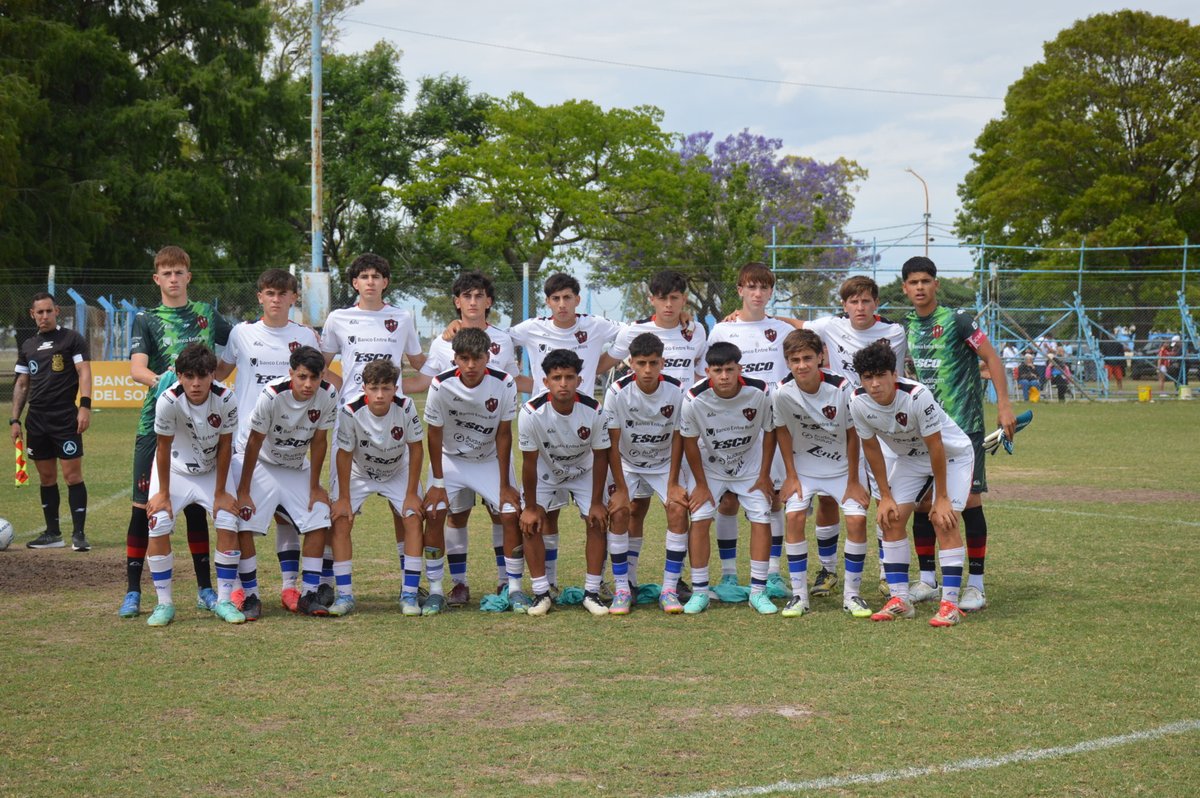 ClubPatronatoOf's tweet image. ⚽️ #InferioresAFA | 🔜 Domingo de finales en San Luis

#Cuarta, #Octava y #Novena enfrentarán a Gimnasia de Mendoza en el Estadio Juan Gilberto Funes por la definición de la Zona Interior y el pasaje a la Final Nacional del Torneo #Juveniles1raN

📋 El repaso de la campaña de las