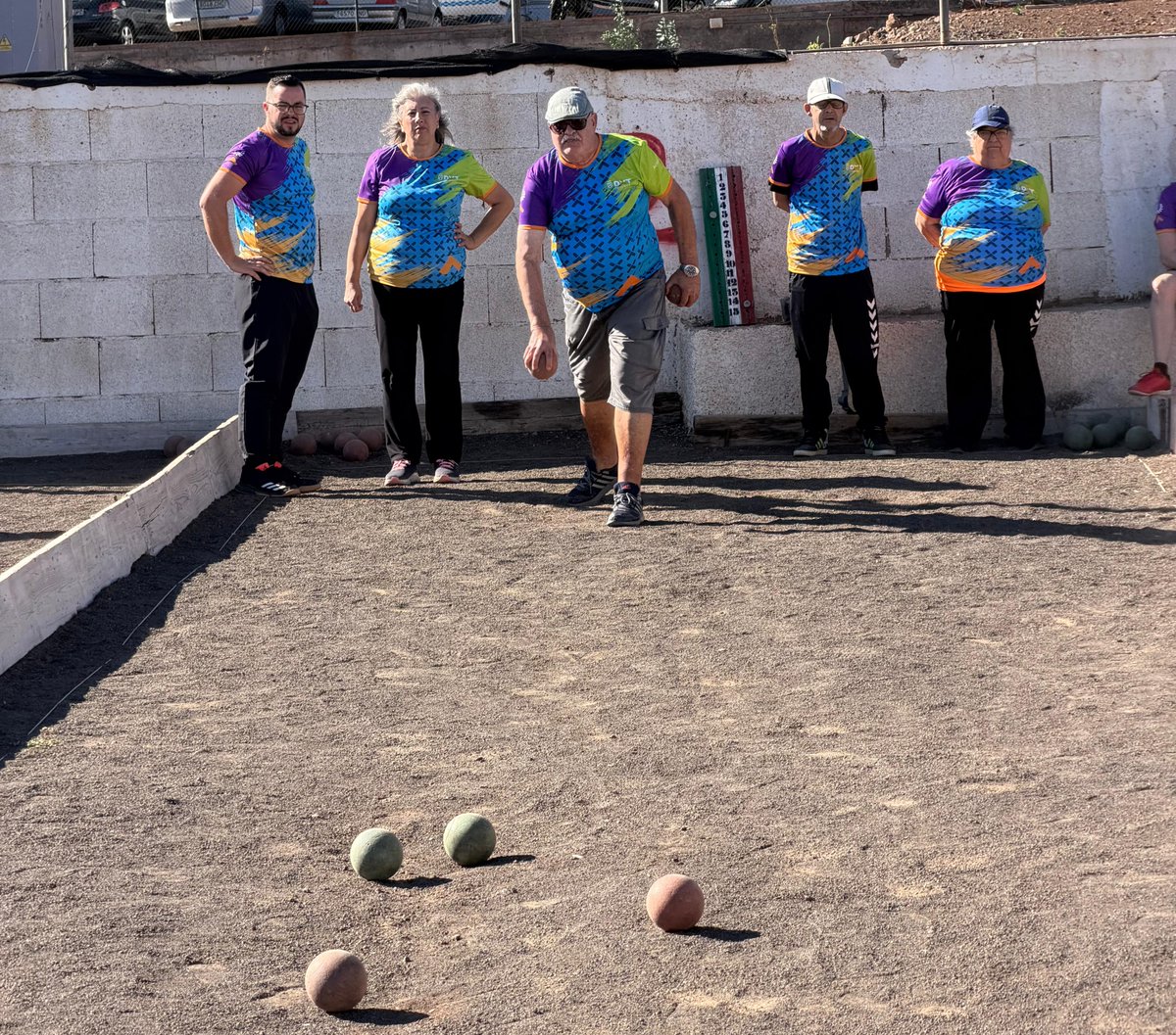 DXTenerife's tweet image. 📸 Así vivimos hoy el estreno de #bolacanaria en los VIII Juegos Máster en el Club de Bola Canaria y Petanca Amigos del Chivo, en El Tablero #SCTF

👏👏👏 Gracias por compartir esta mañana deportiva

#JuegosMásterTF #ActivaTuVida #PersonasActivas