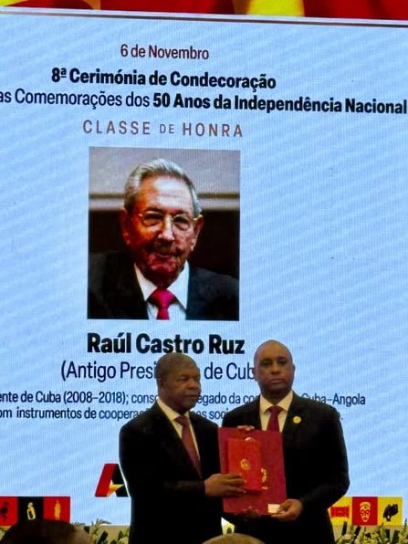 🎖️El Presidente de Angola 🇦🇴, <a href="/jlprdeangola/">João Lourenço</a> otorgó las medallas de la clase "Honor", al Comandante en Jefe Fidel Castro y al G.E. Raúl Castro en reconocimiento al liderazgo de ambos en la Operación Carlota y al internacionalismo del pueblo cubano.

✍️👇
🔗cubaminrex.cu/es/confieren-f…