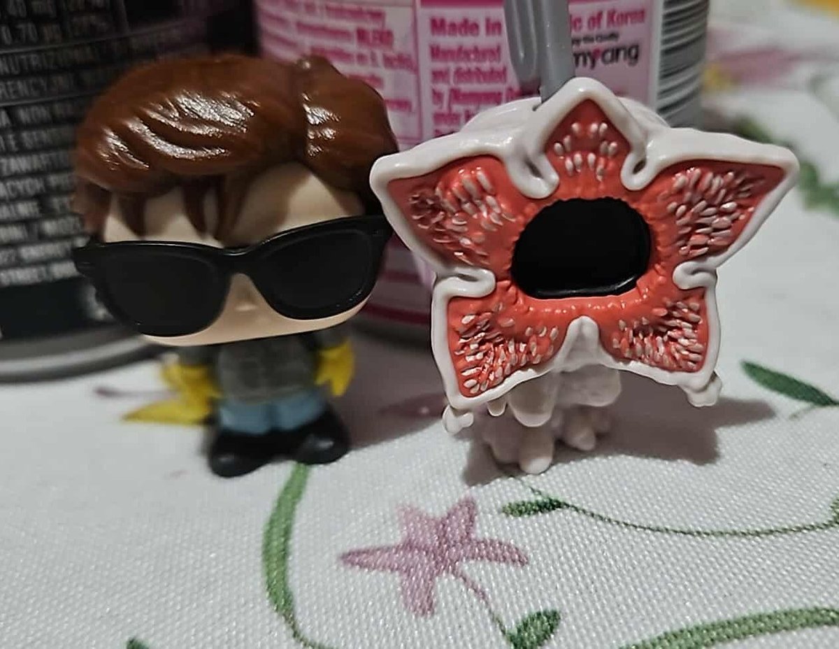 crashykk's tweet photo. W Dealzie maja kinder joy ze Stranger Things! :D https://t.co/PardUS4WZd