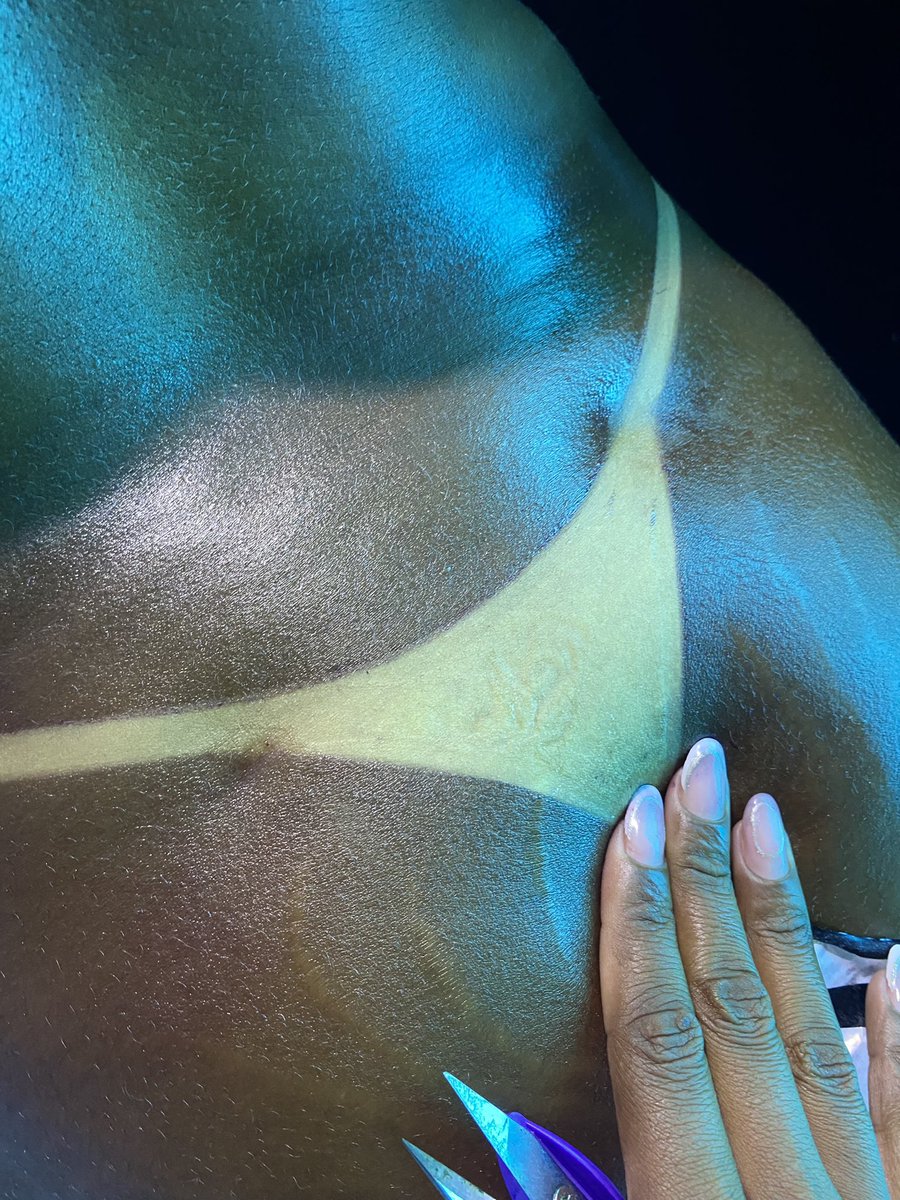 ane_divva's tweet photo. Quer ficar neon assim? agende seu horário venha fazer um bronzeamento artificial ❤️‍🔥🔥 https://t.co/fnwMutCUI1 https://t.co/sjlD00qml8