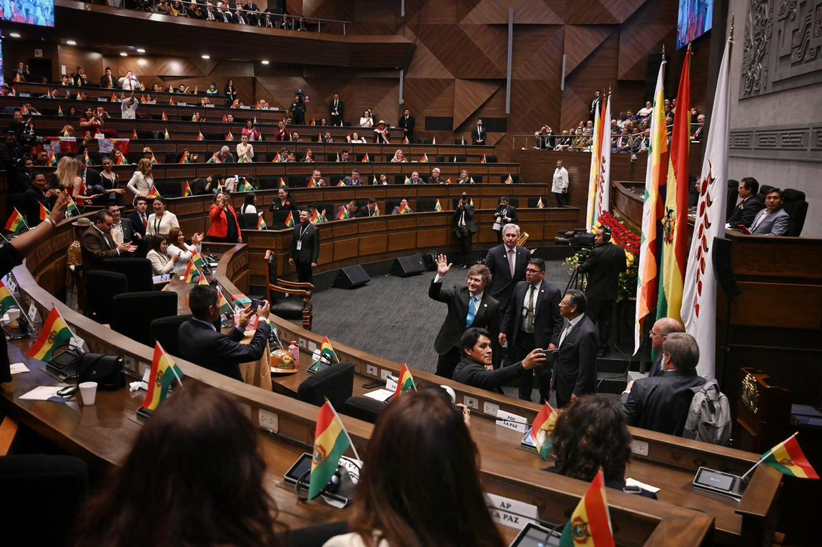 OPRArgentina's tweet photo. El Presidente Javier Milei participa de la entrega del bastón de mando y la asunción del Presidente-Electo de Bolivia, Rodrigo Paz Pereira, en la Solemne Sesión Inaugural de la Asamblea Nacional Legislativa Plurinacional, en La Paz. https://t.co/80hpRap3nY