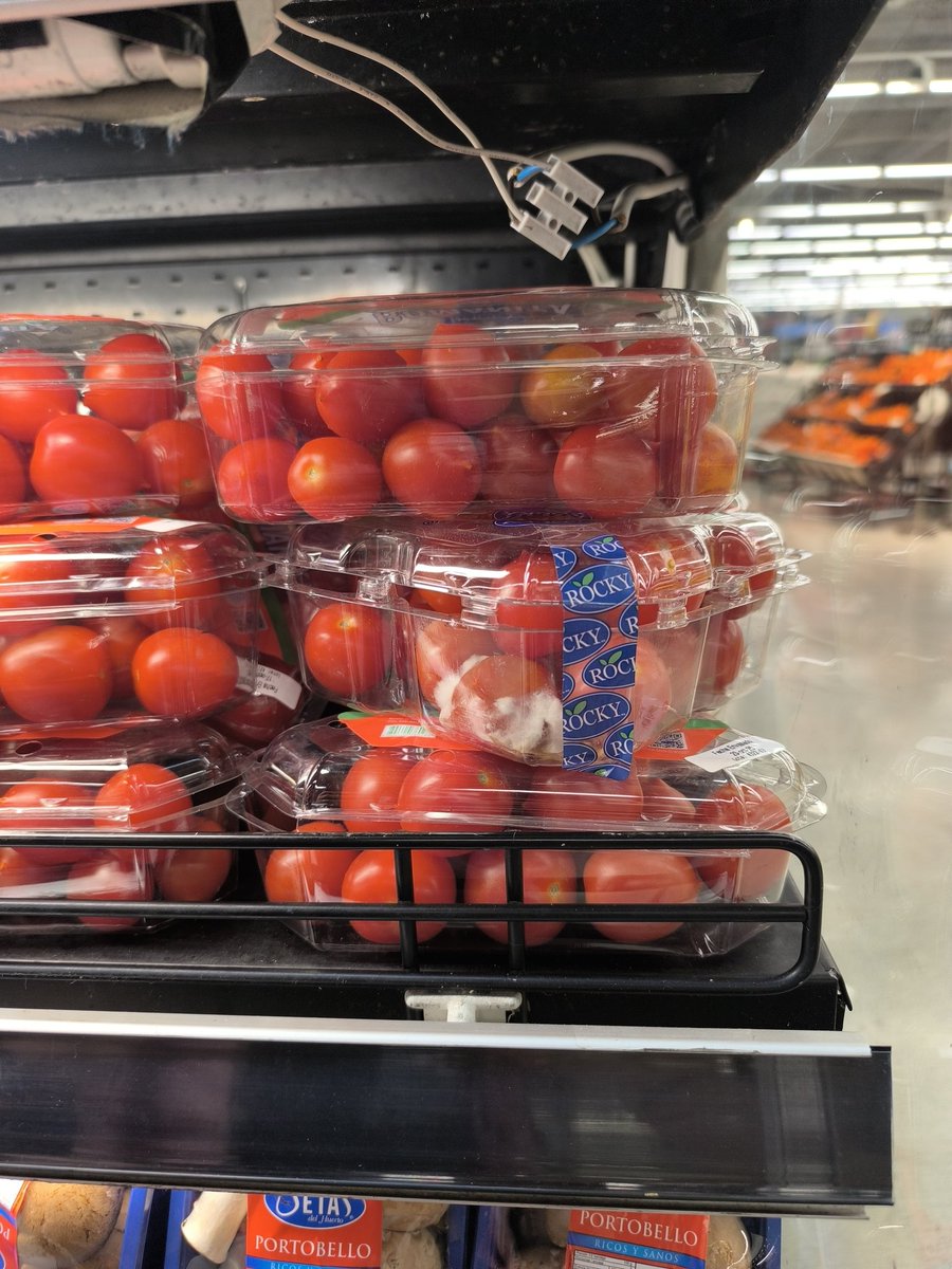 SkyBlueee_P's tweet photo. Ojito en el líder El belloto los tomates cherry no están en muy buen estado #Quilpue #Lider @Belloto https://t.co/xneTJ5DIBq