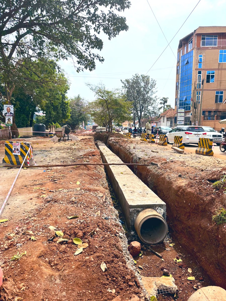 Today, I inspected the ongoing road construction works under the Greater Kampala Metropolitan Area Urban Development Program (GKMA-UDP), including Kira, Katalemwa, Mukalazi, and Muganzirwanza Roads.
This program marks a major step towards improving urban mobility, reducing