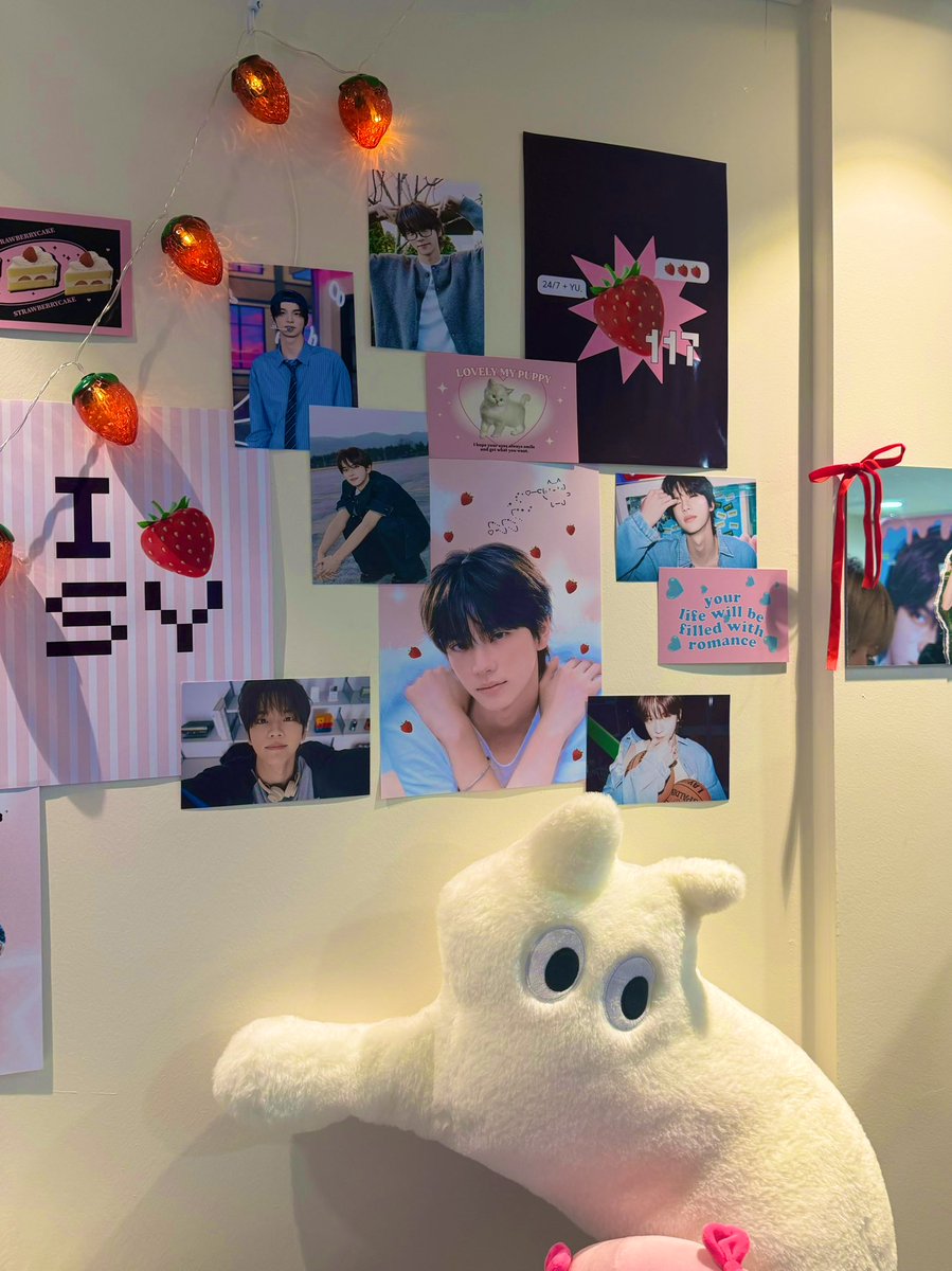 novv52325's tweet photo. 𝟮𝟬𝟮𝟱 𝗦𝗛𝗜𝗡𝗬𝗨 𝗕𝗶𝗿𝘁𝗵𝗱𝗮𝘆 𝗖𝗮𝗳𝗲 
 •‧: 🪐 :‧: #여기는_신유세계 :‧: 🪐 :‧• 

신유 가득했던 공간🍓☁️🫧
온 세상이 신유해🪽
기본 특전도 예쁘구 랜덤가챠두 뽀용용
#TWS #SHINYU #투어스 #신유 https://t.co/PvGkDx27vx