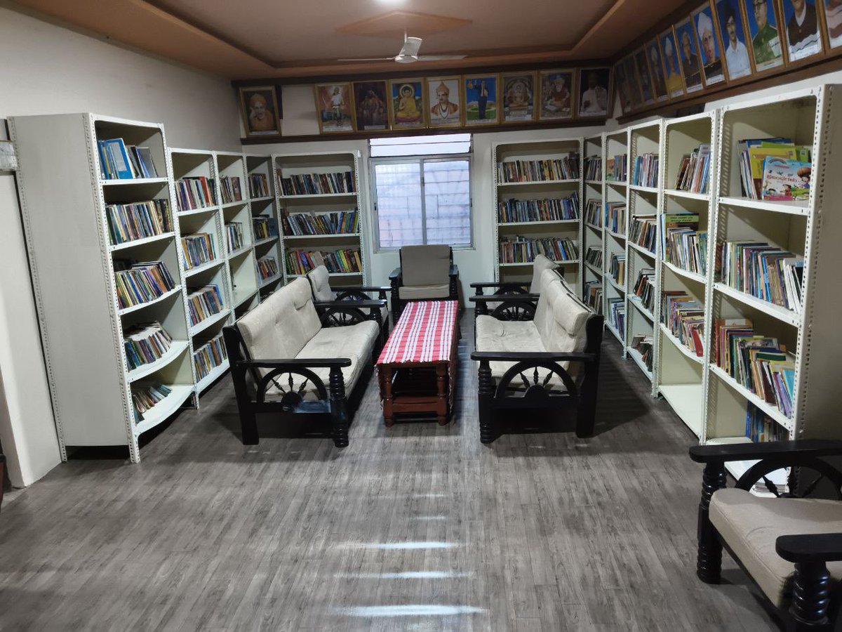 readingkafka's tweet image. Librarians &amp;amp; volunteer kids together rearrange this rural public library in Chikodi Taluk, Belagavi. 🌷🌿📚