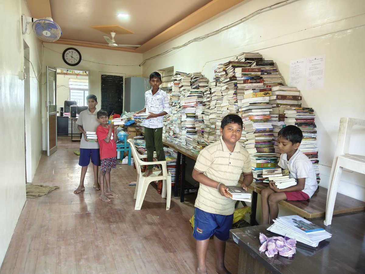 readingkafka's tweet image. Librarians &amp;amp; volunteer kids together rearrange this rural public library in Chikodi Taluk, Belagavi. 🌷🌿📚