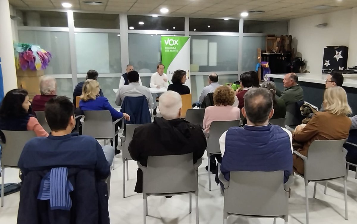 voxboadilla's tweet image. Ayer nos reunimos con nuestros vecinos de Boadilla.

Muchos temas les preocupan y el PP olvida.

La tasa de basuras de PP y PSOE, vivienda, tráfico, Boadilla Hills, limpieza, nuestros jóvenes.

Boadilla cada día peor.

#Vox #BoadilladelMonte #Vivienda #Trafico #Jovenes #Boadilla