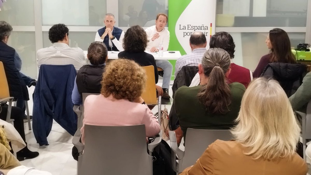 voxboadilla's tweet image. Ayer nos reunimos con nuestros vecinos de Boadilla.

Muchos temas les preocupan y el PP olvida.

La tasa de basuras de PP y PSOE, vivienda, tráfico, Boadilla Hills, limpieza, nuestros jóvenes.

Boadilla cada día peor.

#Vox #BoadilladelMonte #Vivienda #Trafico #Jovenes #Boadilla