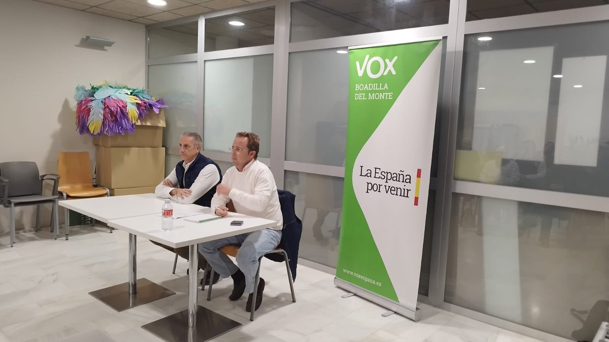 voxboadilla's tweet image. Ayer nos reunimos con nuestros vecinos de Boadilla.

Muchos temas les preocupan y el PP olvida.

La tasa de basuras de PP y PSOE, vivienda, tráfico, Boadilla Hills, limpieza, nuestros jóvenes.

Boadilla cada día peor.

#Vox #BoadilladelMonte #Vivienda #Trafico #Jovenes #Boadilla