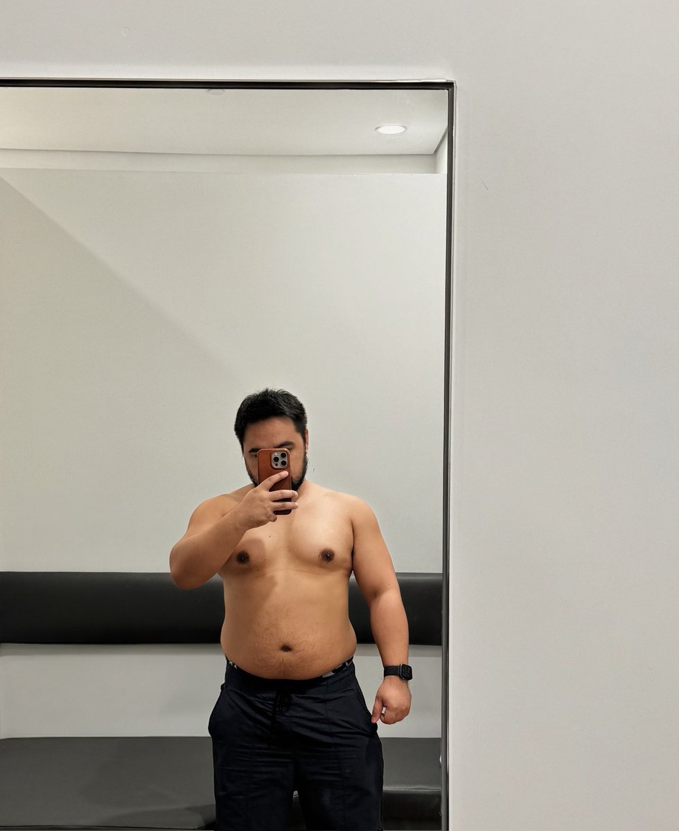 michaelangelosc's tweet photo. Can't miss Uniqlo's fitting room lighting 😛 https://t.co/nXHVHjuPWG