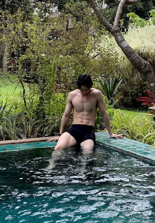 ชื่นชมความมีวินัยของน้องนะ ปีนี้กล้ามท้องชัดกว่าปีที่แล้ว เริ่ดเลยหล่ะ