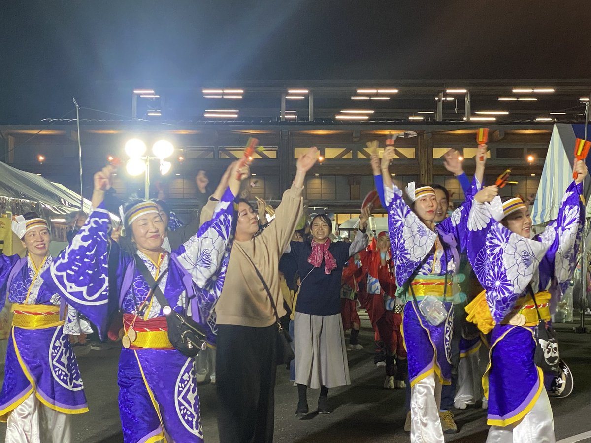 uchiwa_naruko's tweet photo. 【よさこいAgain】
2025年11月8日(土)こうち旅広場
●正調よさこい鳴子踊り
13チームによる総踊りシーンより✨ https://t.co/sGDpj4p8au
