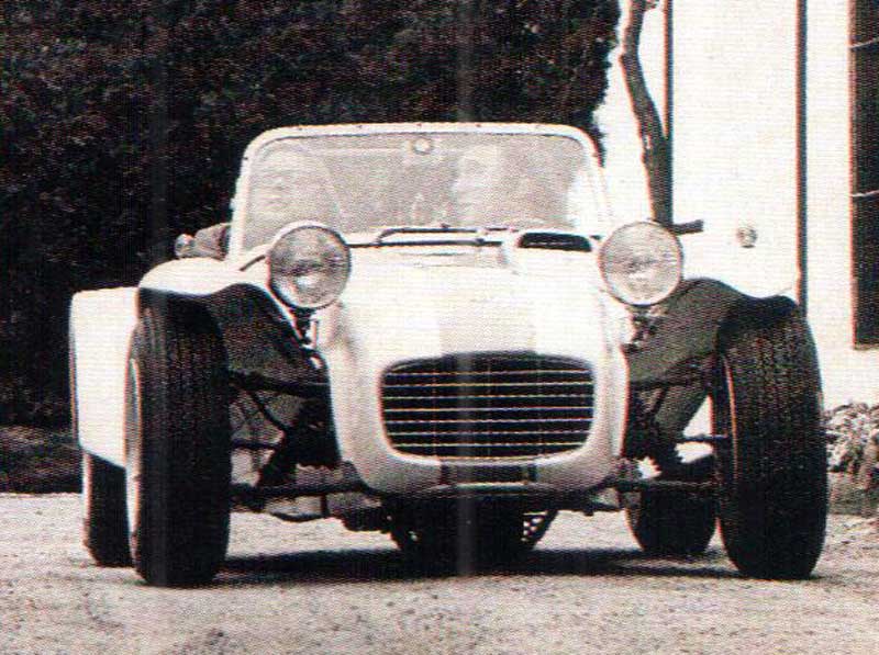 A los 23 años todo es "a fondo" con los dientes apretados, destilando adrenalina. El Lotus era el terror de los semáforos. No había Torino, Chevy o Falcon que le pisara los talones. Claro con 80 CV y apenas 450 kilos de peso la relación era destructora