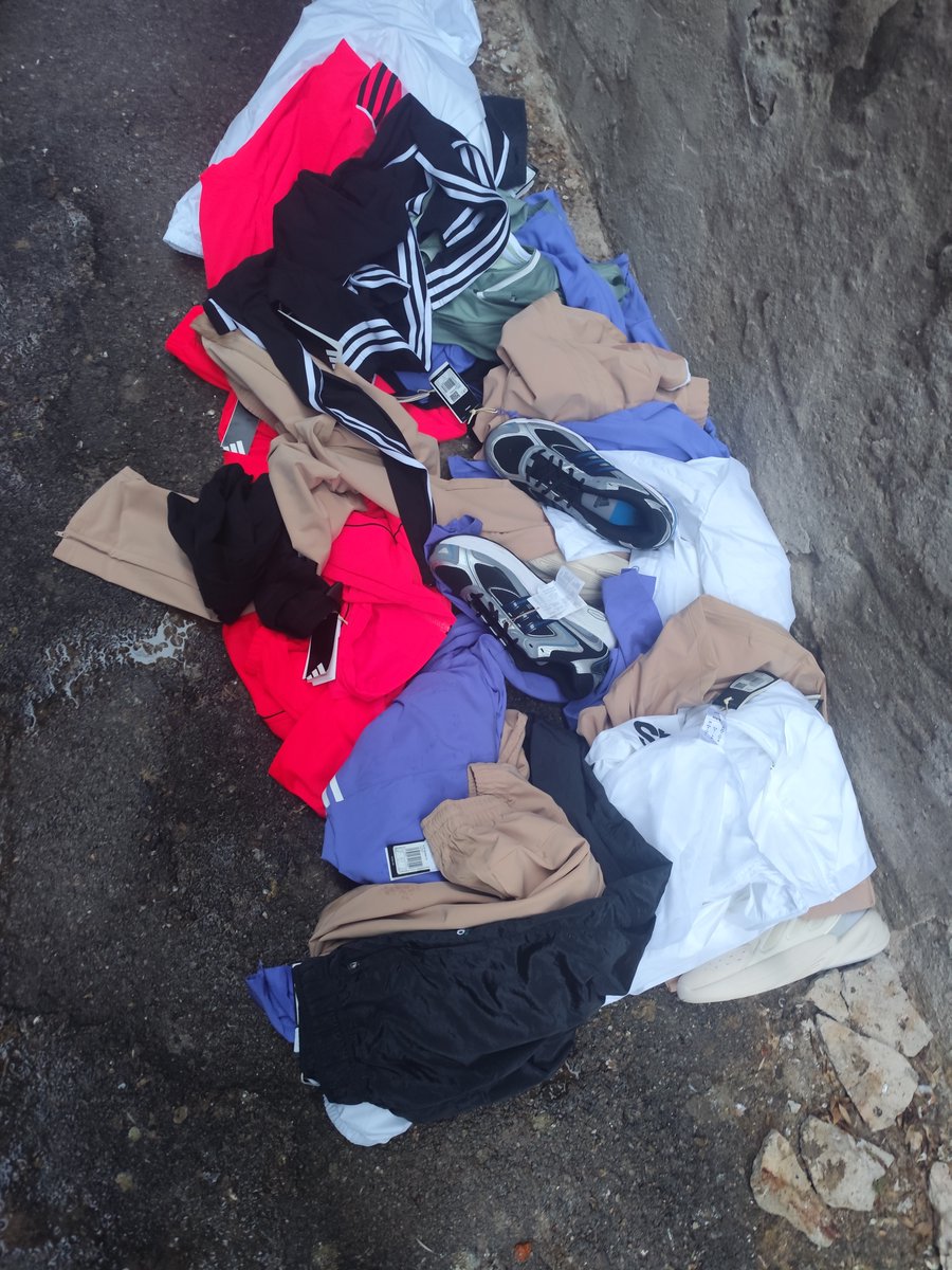 Al <a href="/RECstores/">REC.0</a> d'Igualada, tres dones furten diferents articles amagant-se'ls sota la roba. Un vigilant les enxampa i ens avisa.

En l'escorcoll, els trobem roba valorada en 908€. A més, a l'interior del seu vehicle hi trobem més roba furtada, per valor de 2.461€. Les detenim.