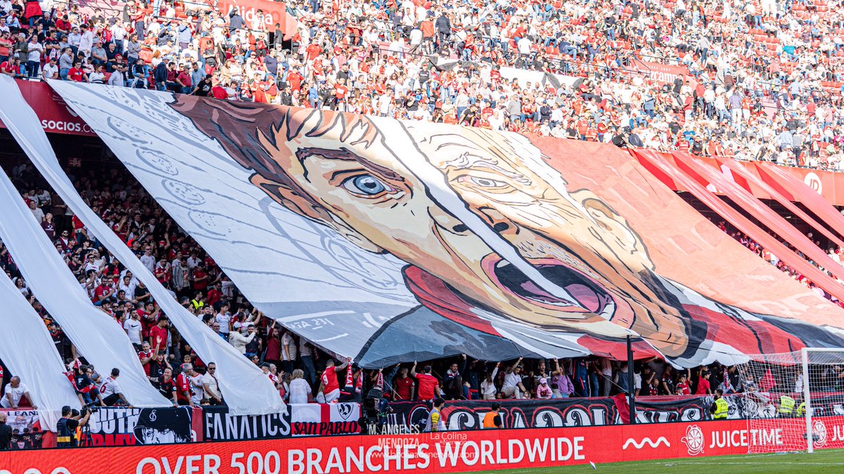 ColinaDeNervion's tweet image. 👏 EL TIFO DE BIRIS NORTE PARA EL SEVILLA FC-OSASUNA. 

La afición sevillista recibió a los suyos con un ambiente de gala y un tifo de nivel. 

📸 @mmendozafoto 

#SevillaFC #LaLiga #CompartimosAfición #SevillaFCOsasuna