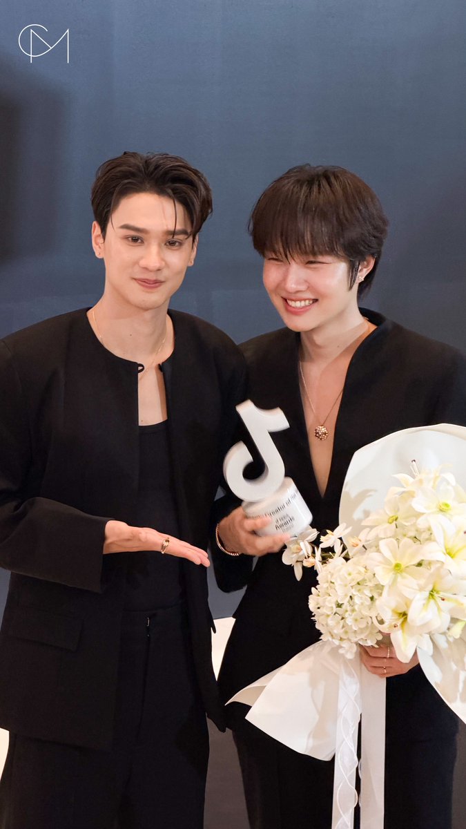 CM2Connect's tweet photo. มีคนแอบหอบดอกไม้ช่อโตมาแสดงความยินดี
“เก่ง-น้ำปิง” กับรางวัล Celebrity Creator of The Year : น้ำปิง นภัสกร 

HARIT NAMPINGSTER TIKTOK25

#TikTokAwardsTH2025xDMD
#เก่งน้ำปิง #KengNamping 
#nampingster #KengHarit https://t.co/Hz1PbbZRKc