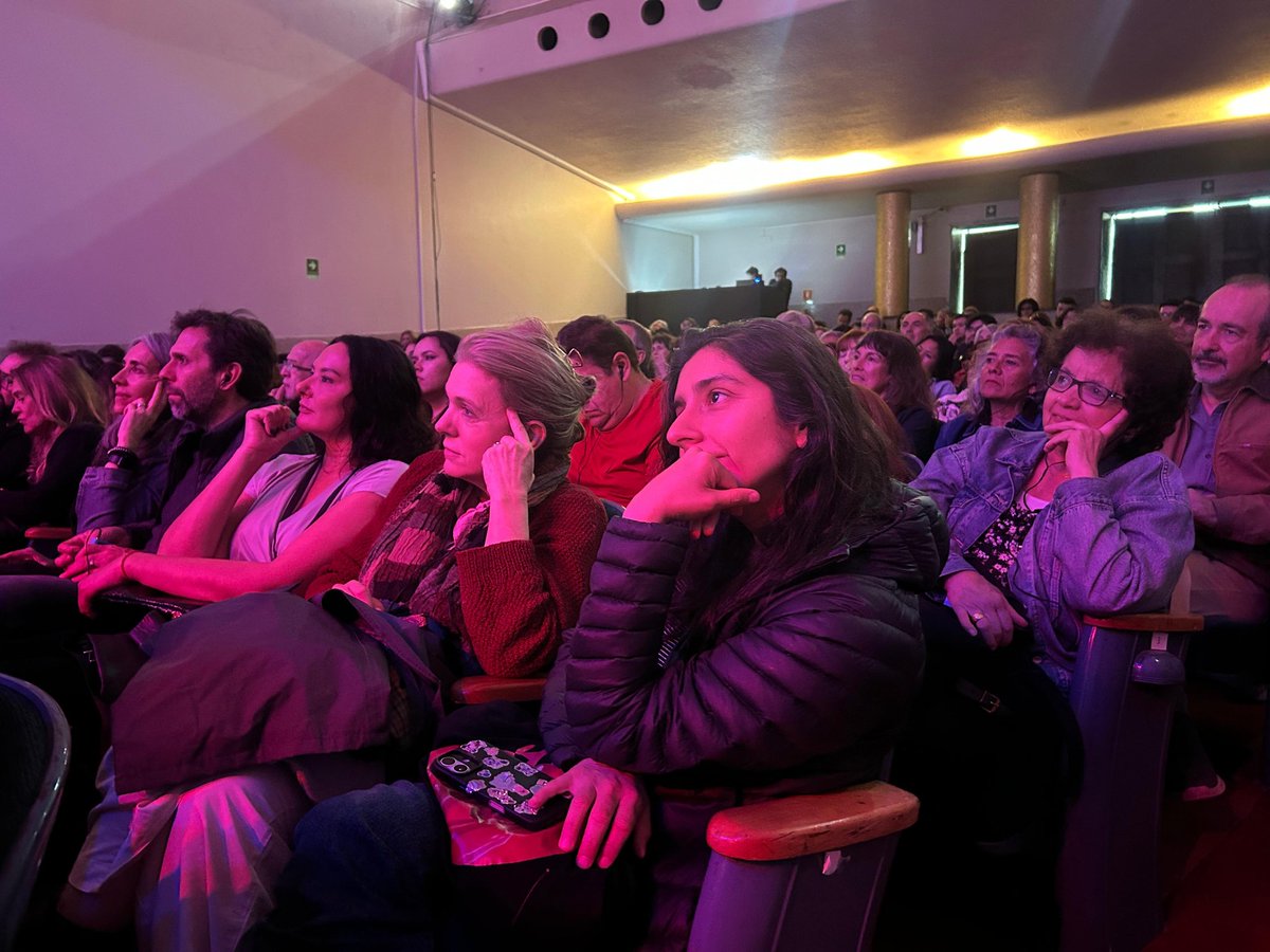puertodeideas's tweet photo. “Hay es una gran tendencia la autoayuda y la terapia eficiente,de pocas sesiones.

Yo no creo en esto.

En cambio, considero interesante explorar formas de psicoanálisis para comprender nuestra condición” reflexiona el filósofo Laurent de Sutter en #PuertodeIdeasValpo2025 https://t.co/98J2aF2Rcy