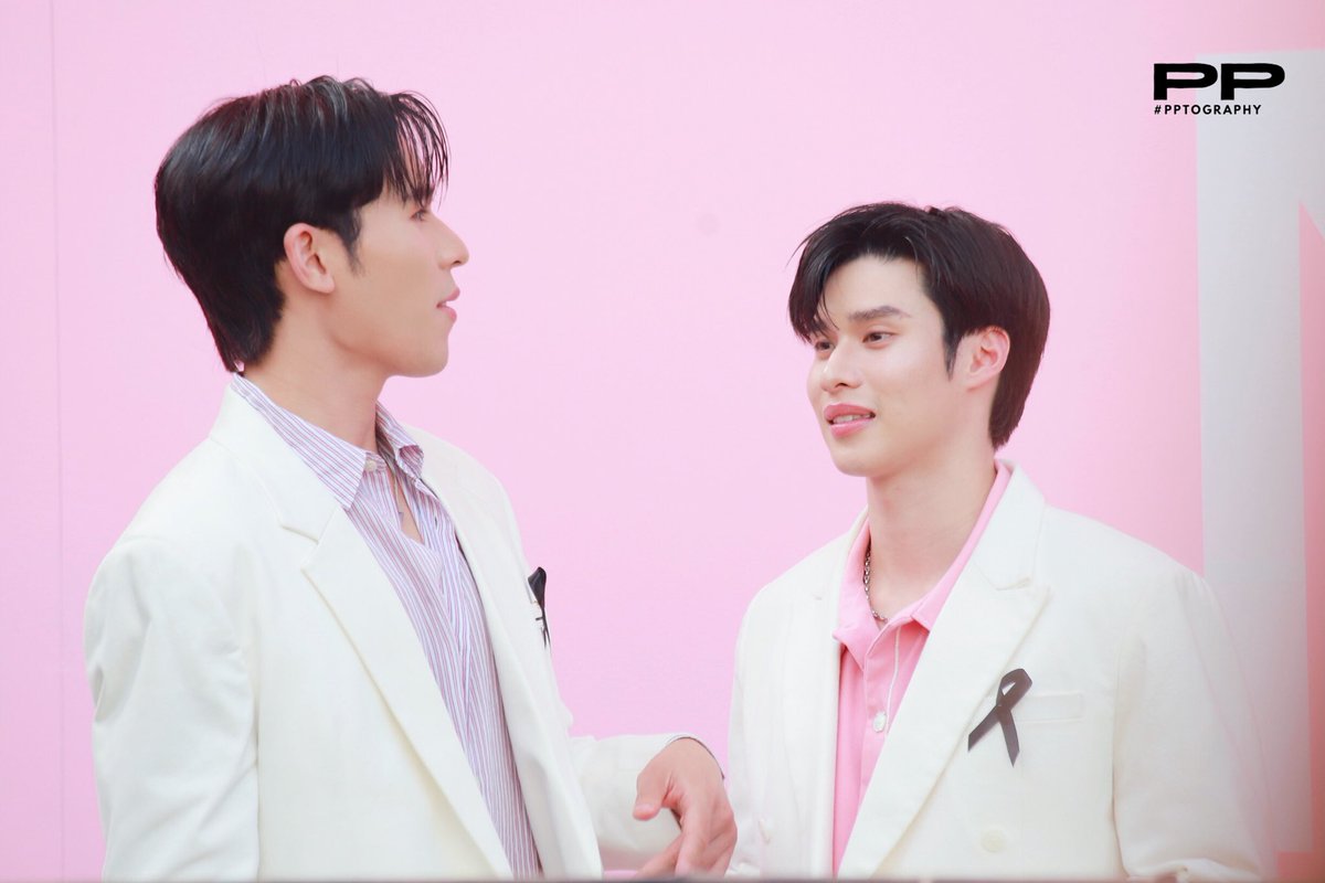 PPTography's tweet photo. 8/11/2025 - คุยอะไรกันอยากรู้ด้วย😗😗
Touch Of Velvet with Pearlpeak
#NareexPearlpeak
#เพิร์ลพีค #PearlPeak
#PPTography https://t.co/R0aRD1fHg8
