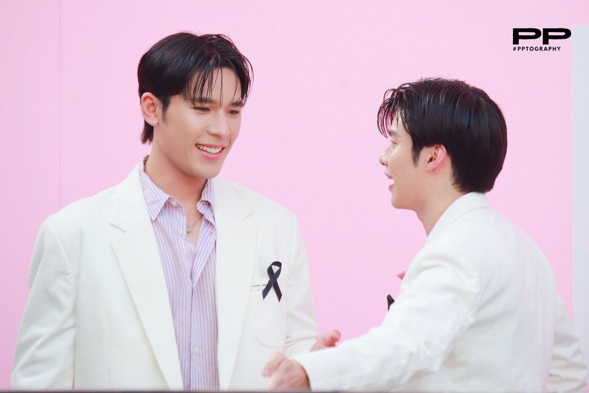 PPTography's tweet photo. 8/11/2025 - คุยอะไรกันอยากรู้ด้วย😗😗
Touch Of Velvet with Pearlpeak
#NareexPearlpeak
#เพิร์ลพีค #PearlPeak
#PPTography https://t.co/R0aRD1fHg8