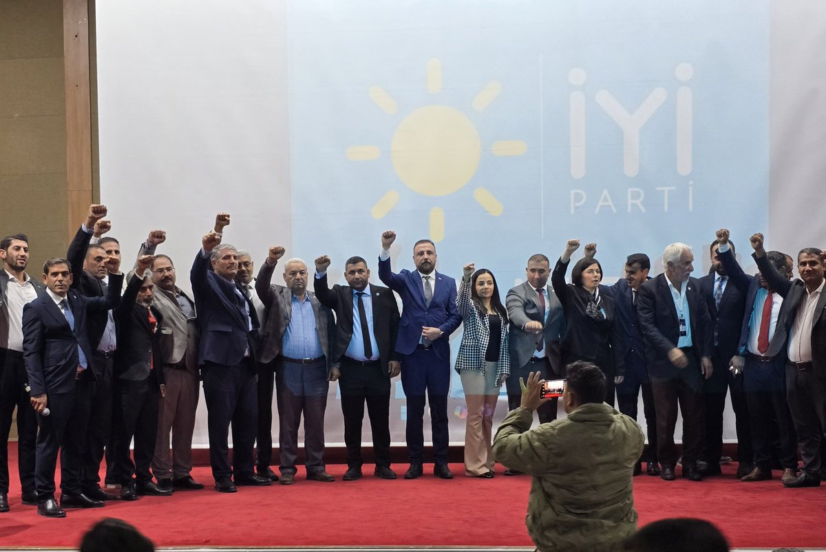 Bugün #İyiParti #Şanlıurfa 4.Olağan İl Kongresin'de Tekrar İl Başkanı Seçilen Kıymetli İl Başkanımız Sayın <a href="/AliErogllu/">Ali £roğlu</a>'na Hayırlı Olsun Diyor Allah’tan Muafakiyetler Diliyorum.

İYİ PARTİ EYYÜBİYE İLÇE BAŞKANI 
MAHMUT DEMİR 

<a href="/iyiparti/">İYİ Parti</a> <a href="/aefakibaba/">Dr. Ahmet Eşref FAKIBABA</a> <a href="/KevserOfluoglu/">Kevser Ofluoğlu</a> <a href="/MDervisogluTR/">Müsavat Dervişoğlu</a>