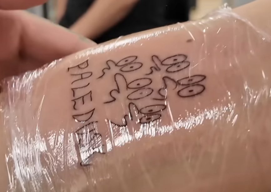 w10airi's tweet photo. takaデザインのtattoo可愛すぎ！！！私もTAKAにデザインしてもらってTAKAに手握ってもらって爆笑されながらtattoo入れたい。笑笑 https://t.co/KMtj2Je2pI