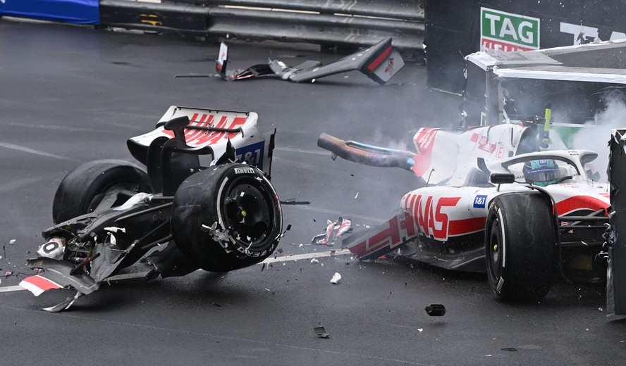 F1das_frase's tweet photo. sergio mauricio: bortoleto passou reto no S do senna

eu: ufa kkkk errou mas acontece, pelo menos so perdeu a freada

a transmissão cortando pro carro do bortoleto: https://t.co/iIko4z5x9w