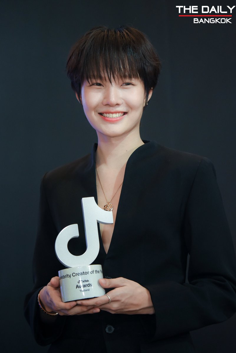 thedailybkk's tweet photo. ขอแสดงความยินดีกับ "น้ำปิง นภัสกร" ที่ได้รับรางวัล "Celebrity Creator of the Year" ในงาน TikTok Awards Thailand 2025 

HARIT NAMPINGSTER TIKTOK25
#TikTokAwardsTH2025xDMD
#nampingster
#TikTokAwardsTH https://t.co/JxEcfKAAWs