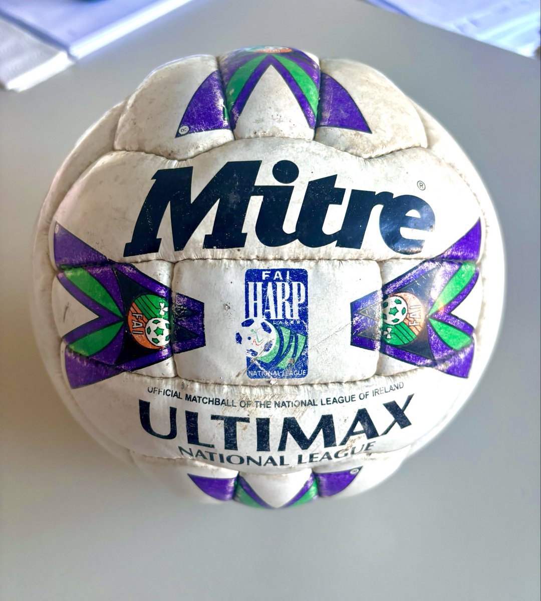 Something a bit different arrived today, a 90s League of Ireland match ball. I appreciate beauty is subjective, but my god this is beautiful 😍 #loi #leagueofireland