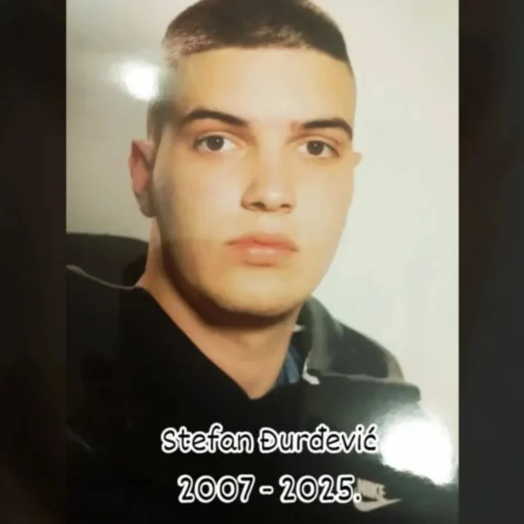 ⚠️"Vest  da je pod nerazjašnjenim okolnostima preminuo osamnaestogodišnji  Kraljevčanin potresla je mnoge građane grada na Ibru. Kako se spekuliše u  javnosti, u pitanju je mladić koji je sa probnom vozačkom dozvolom, 4.  novembra,od strane pripadnika policije zaustavljen u