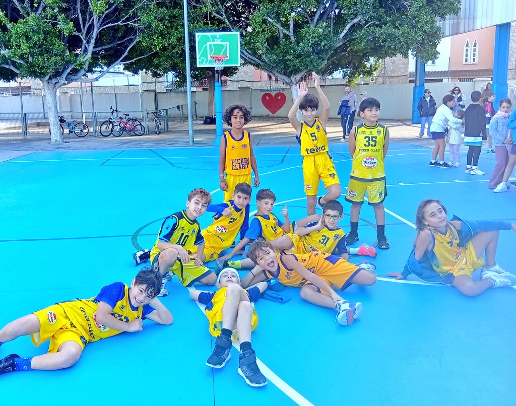 CBClaret's tweet photo. Con el inicio de la liga FDM, ya tenemos a todos los benjamínes en competición. La jornada de nuestros chicos ha terminado, con los siguientes partidos:
⛹️ A vs Fundación VBC 👍
⛹️ Azul vs Museros 👎
⛹️ Amarillo vs Marianistas 👍
#orgulloAmarillo #minibasquet https://t.co/1l7JLhz4dc