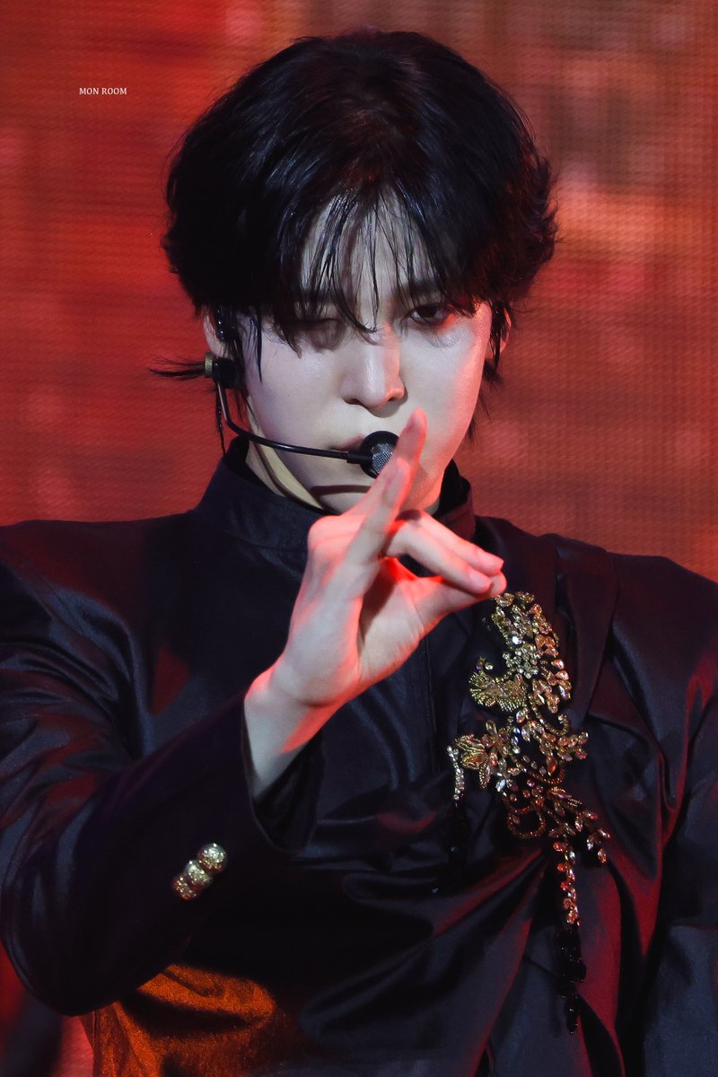 room_az615's tweet photo. 251103 DREAM FESTIVAL 

#ATEEZ #에이티즈 #YUNHO #윤호 https://t.co/XMHmpiRRSh