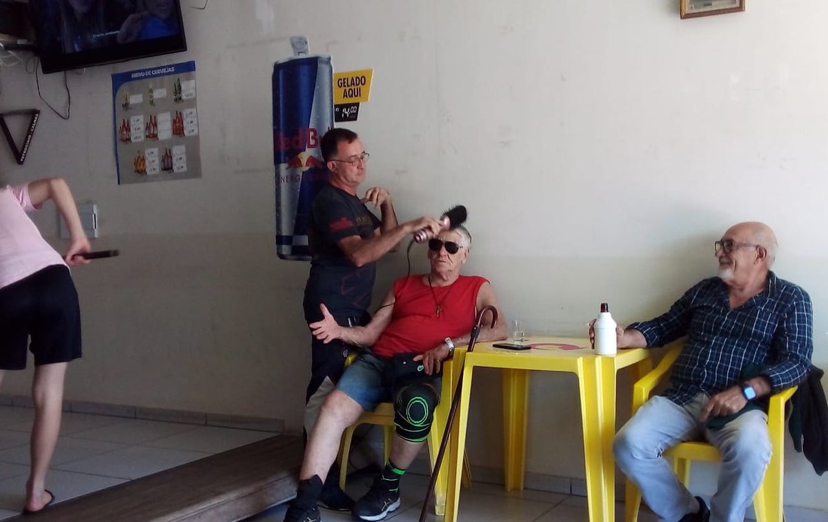 vô silvio no bar fazendo escova