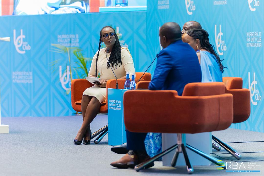 rbarwanda's tweet image. Gen (Rtd) Fred Ibingira yavuze ko Perezida Kagame yahoze ari umuyobozi ureba kure kuko ijambo yabwiye Ingabo zari iza RPA mu 1992, ubwo bari i Mukarange, riri mu byasembuye intekerezo n’imyitwarire yazo.

Ati “Buriya umukuru navuga ikintu, bana bari hano, mujye mumenya ko icyo…