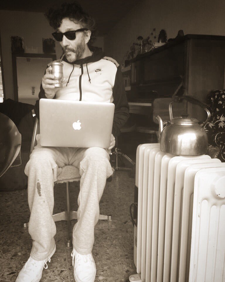 Sábado de mates y música 🧉

Algún tema que recomienden escuchar?
#roma3 #fitopanes