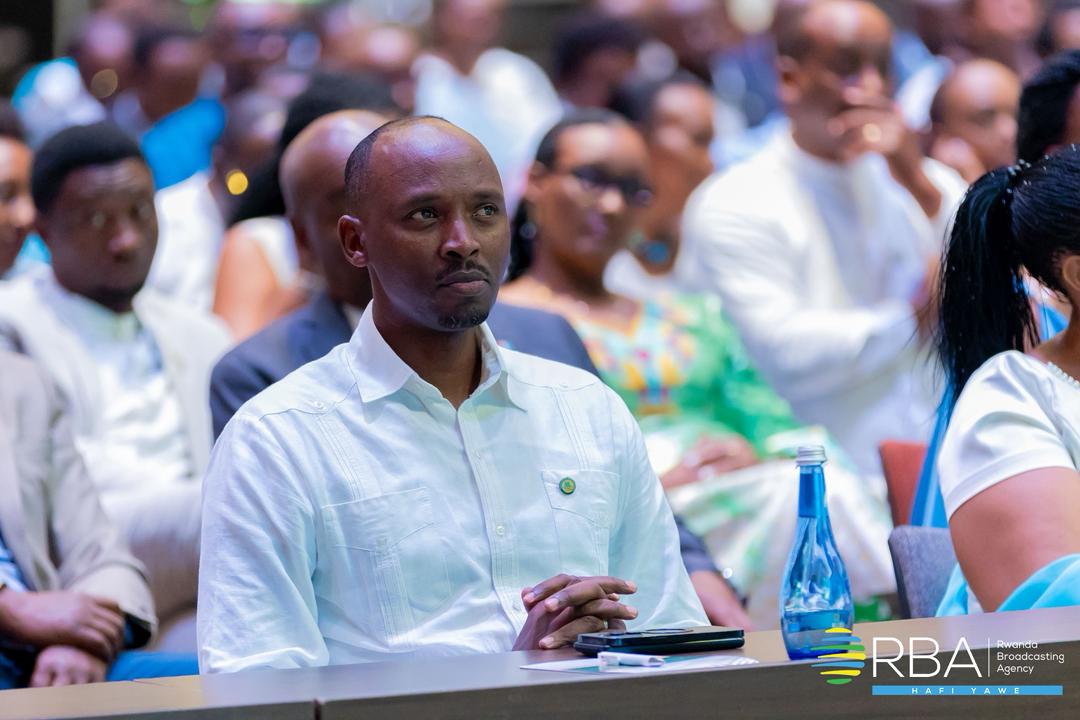 rbarwanda's tweet image. Gen (Rtd) Fred Ibingira yavuze ko Perezida Kagame yahoze ari umuyobozi ureba kure kuko ijambo yabwiye Ingabo zari iza RPA mu 1992, ubwo bari i Mukarange, riri mu byasembuye intekerezo n’imyitwarire yazo.

Ati “Buriya umukuru navuga ikintu, bana bari hano, mujye mumenya ko icyo…